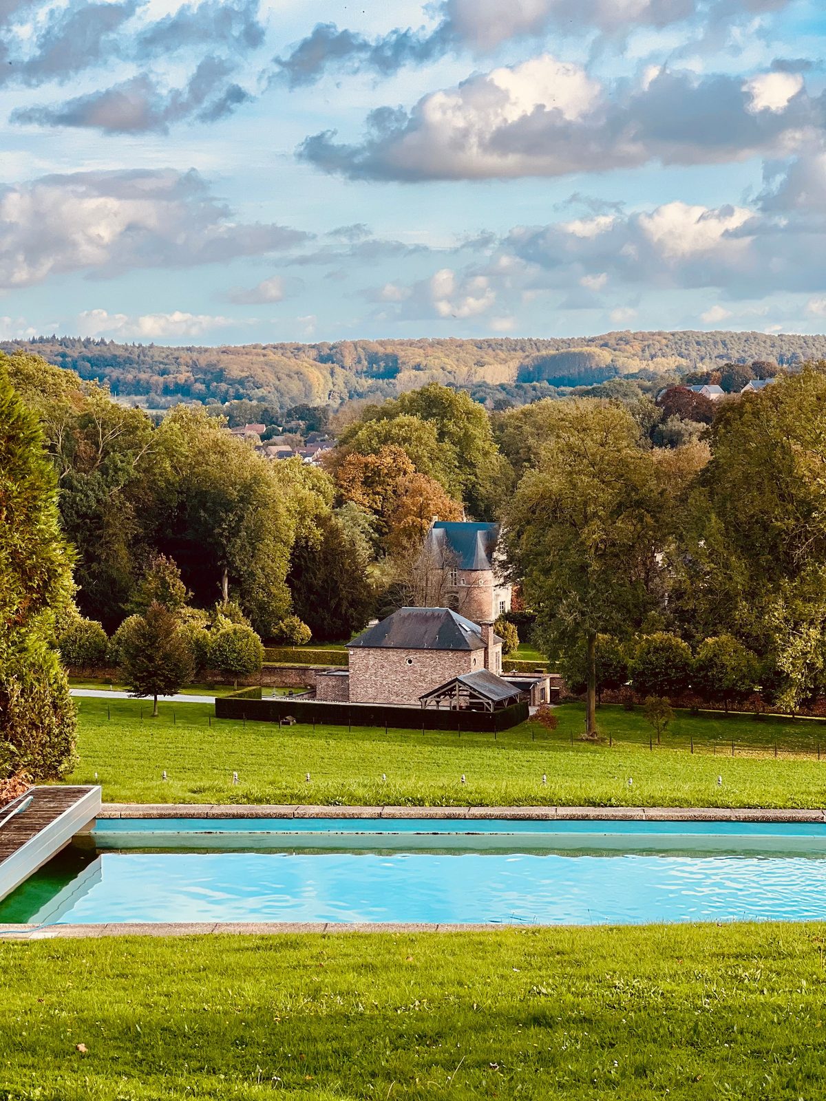 Bassin au fil de l'eau avec vue sur la vallée